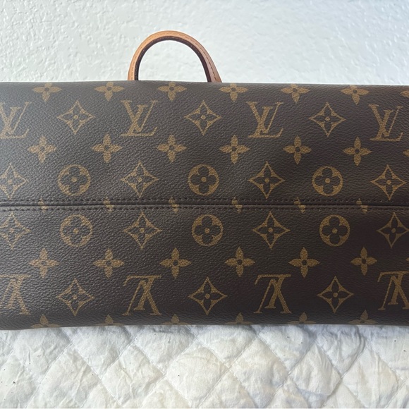 Louis Vuitton Lena MM - Picture 7 of 13